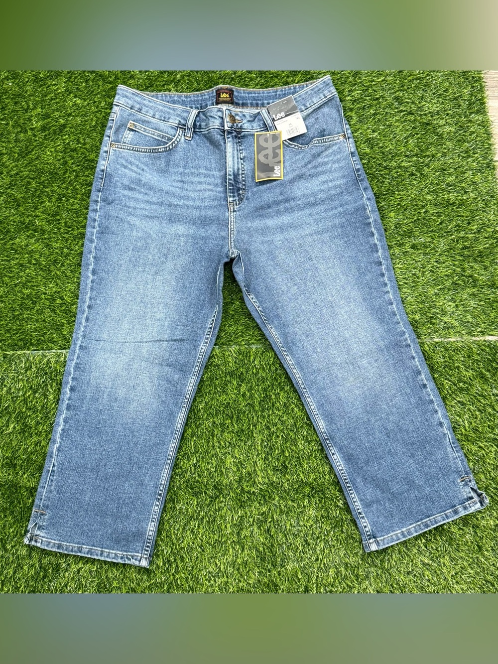 Lee Women's Size 14 Medium Wash Blue Denim Capri Jeans 5-Pocket Logo